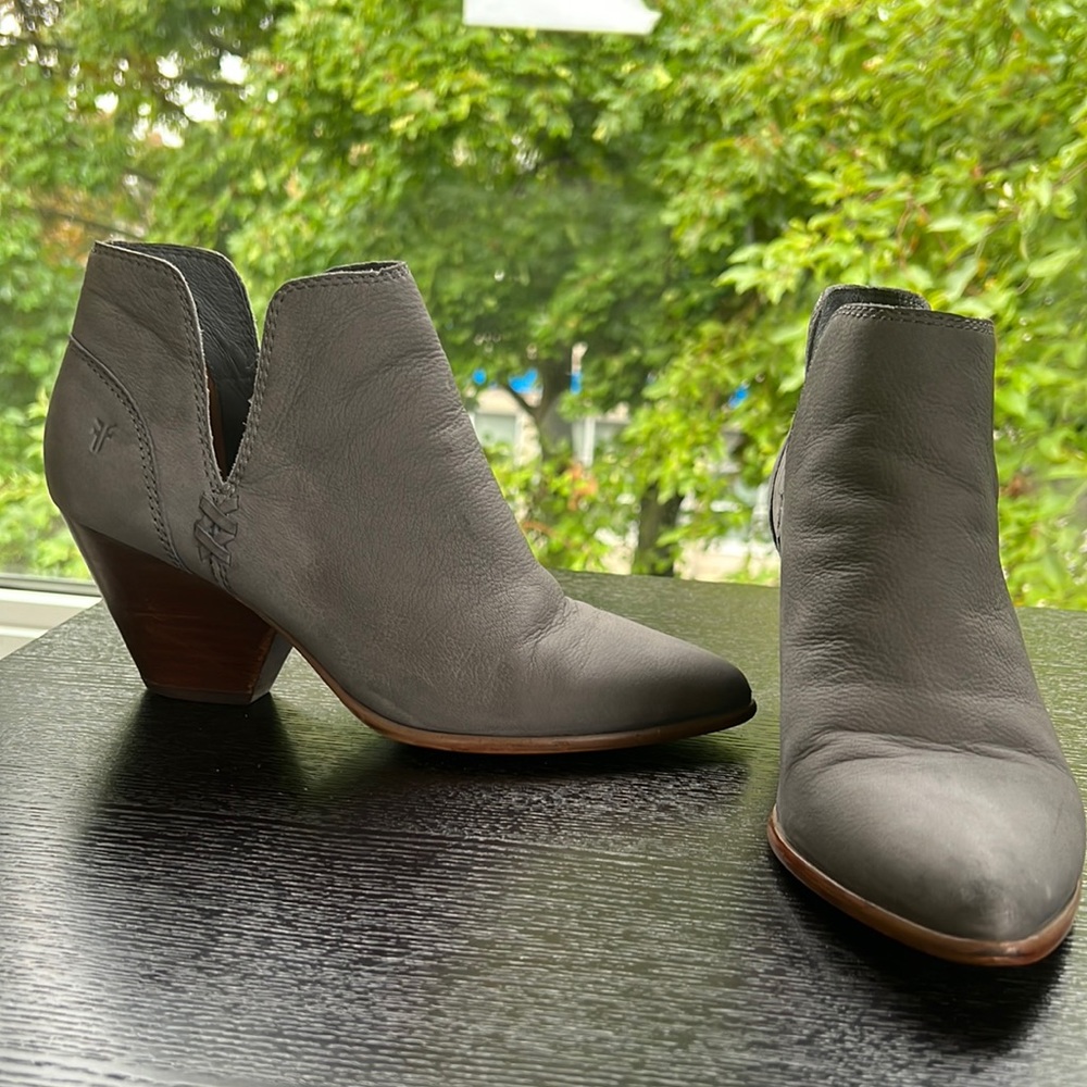 FRYE size 8.5 leather bootie gray